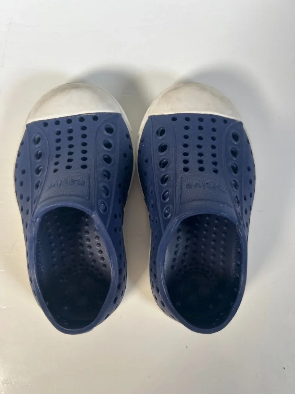 Native Jefferson Sneaker Unisex Toddler C4 Navy Blue White Water Shoes